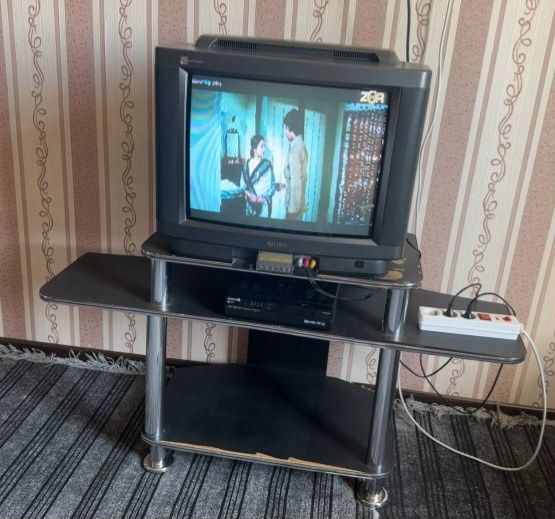 Телевизор Rolsen original с тюнером от uzdigital tv и стойкой Телевизор Rolsen original с тюнером от uzdigital tv и стойкой