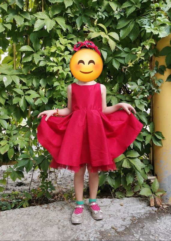 Нарядное платье на 4-6 лет Нарядное платье на 4-6 лет