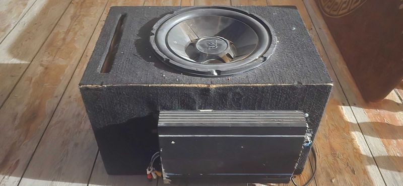 Subwoofer JBL 1200 uslitil 2 kanal Subwoofer JBL 1200 uslitil 2 kanal