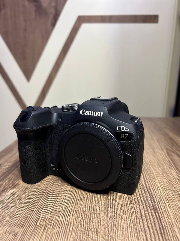 Canon r7 body + viltrox adapter