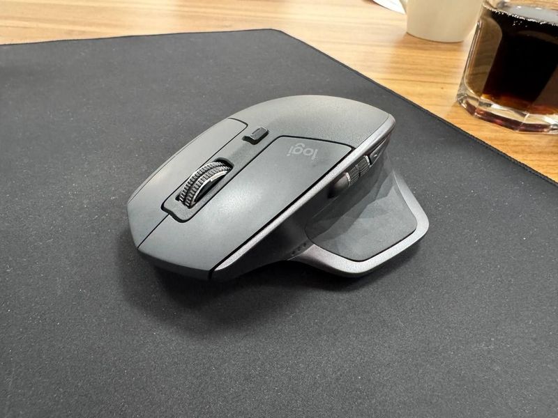 Беспроводная мышь Logitech MX Master 2S (б/у) Беспроводная мышь Logitech MX Master 2S (б/у)