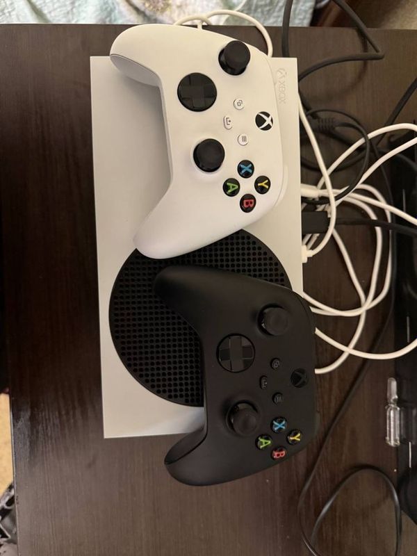Продается игровая приставка X- box практически новая