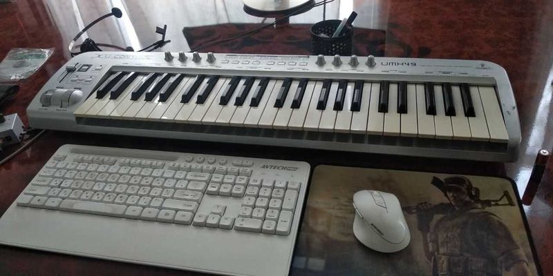 Behringer UMX 49 midi klavishi sotiladi