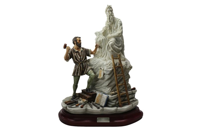 Статуэтка из фарфора Моисей Capodimonte Италия Статуэтка из фарфора Моисей Capodimonte Италия
