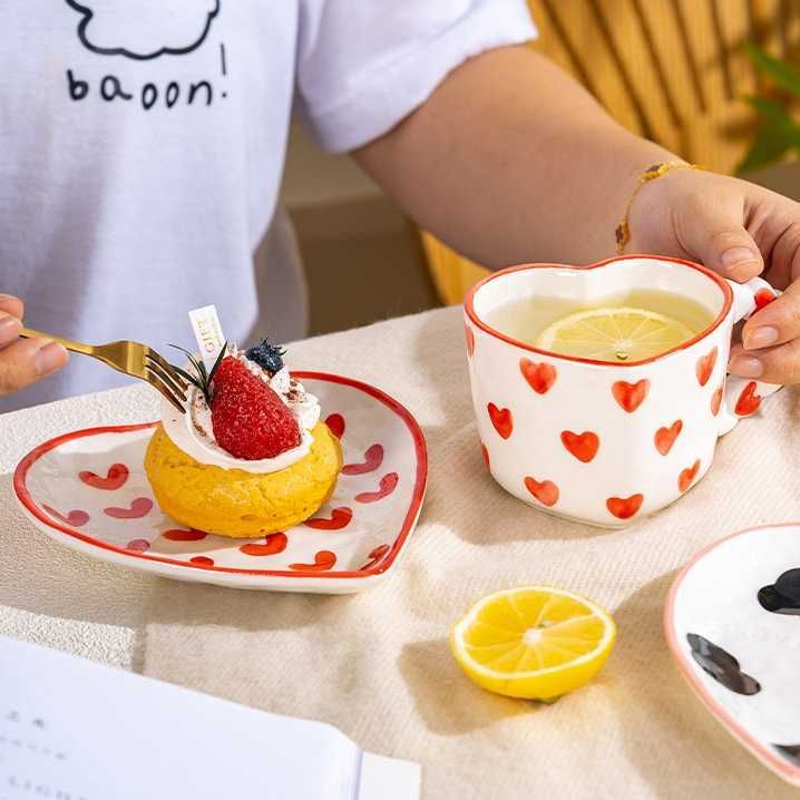 Набор чашка и блюдце в форме сердца с красными сердечками Набор чашка и блюдце в форме сердца с красными сердечками