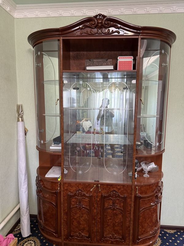 сервант и компьютерный стол сервант и компьютерный стол