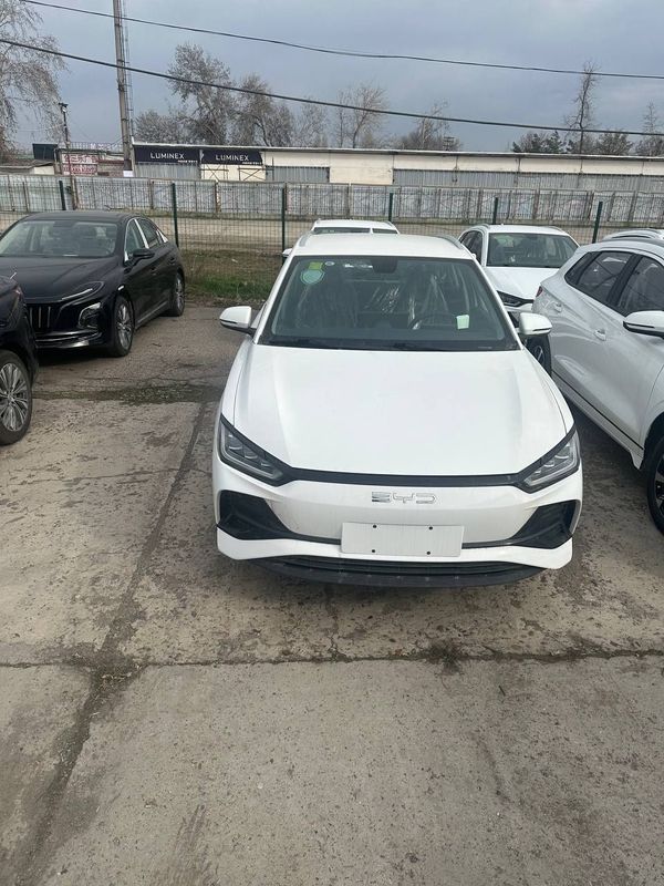 BYD e2 405 km LUXURY oq Toshkentda aftasalonda tayyor