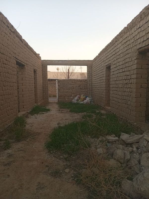Hovli uy sotiladi