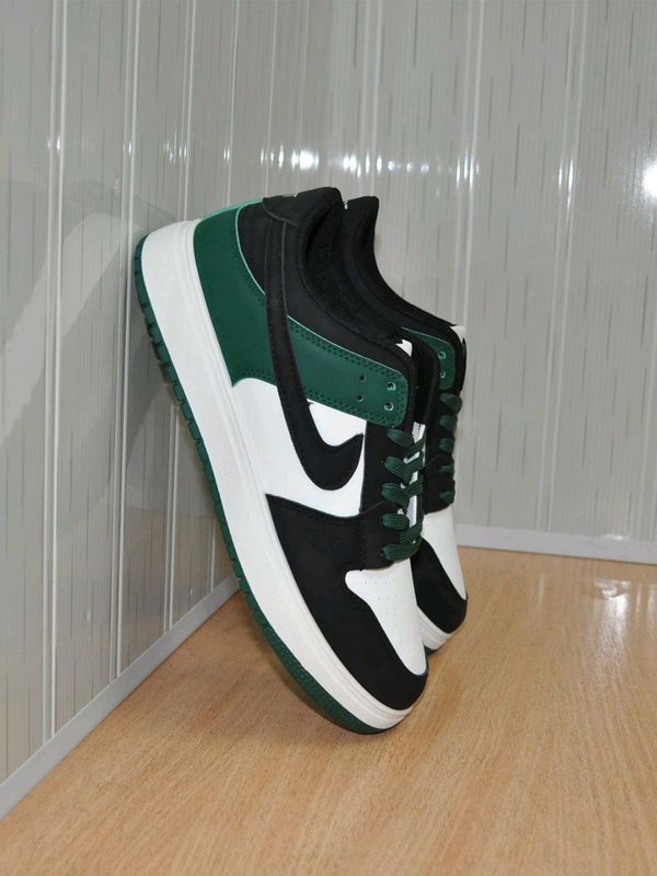 Erkaklar poyavzali Nike Erkaklar poyavzali Nike