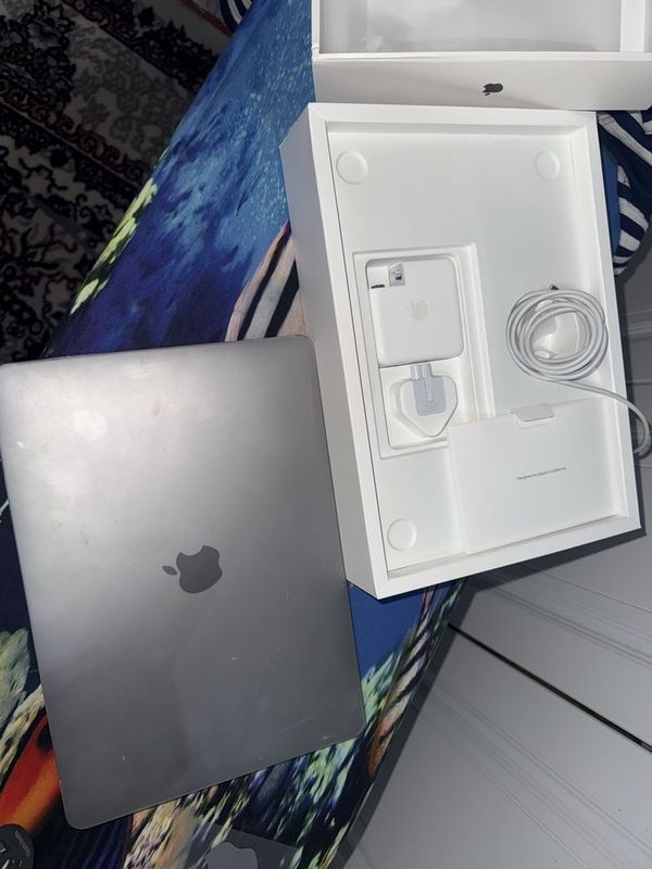 Macbook Pro M1 sotiladi 8/128 apple