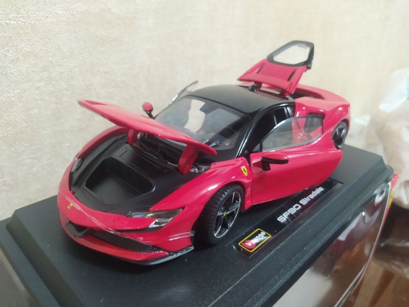 Металлическая модель машины Ferrari 1:24 Металлическая модель машины Ferrari 1:24