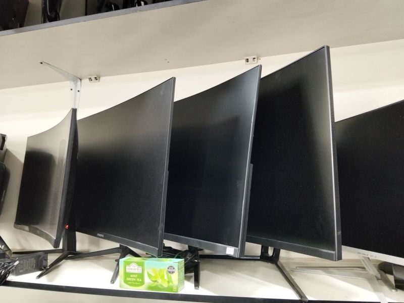 Monitor Moonx 32 165hz yaxshi holatda aybi yoq Monitor Moonx 32 165hz yaxshi holatda aybi yoq