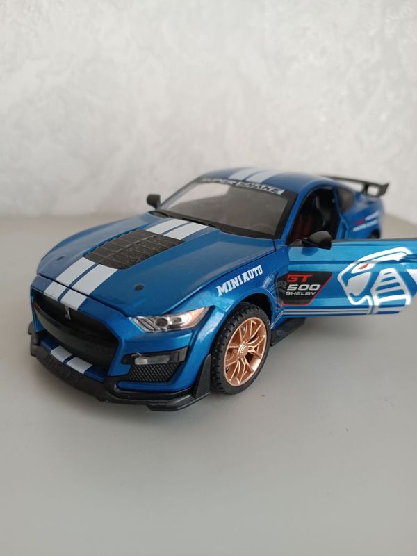 Модель автомобиля Ford Mustang Shelby GT500 1:18 Модель автомобиля Ford Mustang Shelby GT500 1:18