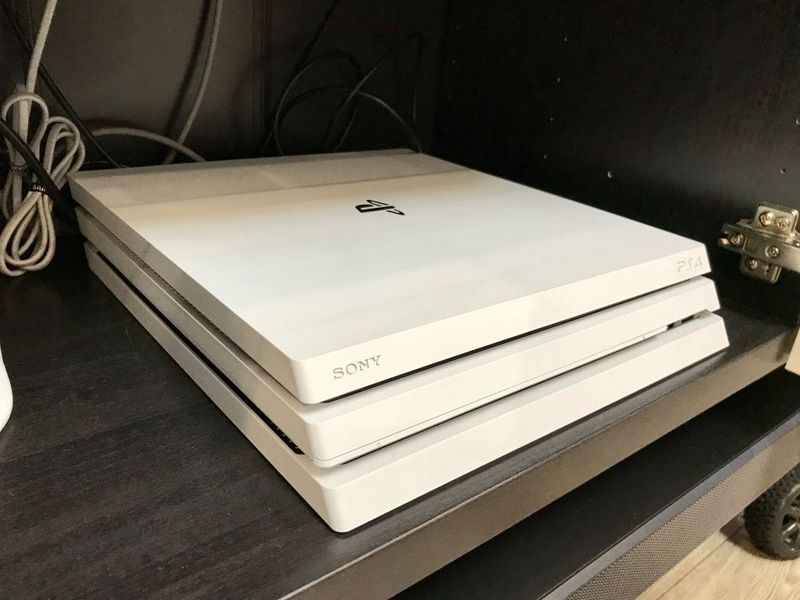 Sony PlayStation 4 Pro white 4K HDR 1Tb Sony PlayStation 4 Pro white 4K HDR 1Tb