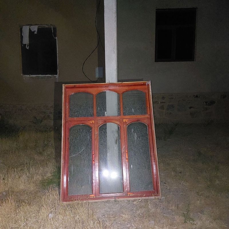 Eski deraza sotiladi Eski deraza sotiladi