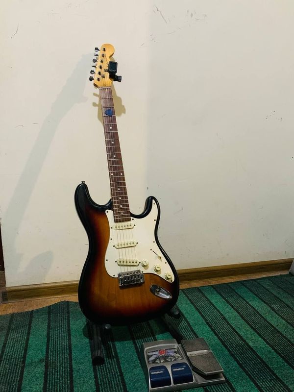 Gitara chotkiy. Pedali bilan qo'shib beriladi. Gitara chotkiy. Pedali bilan qo'shib beriladi.