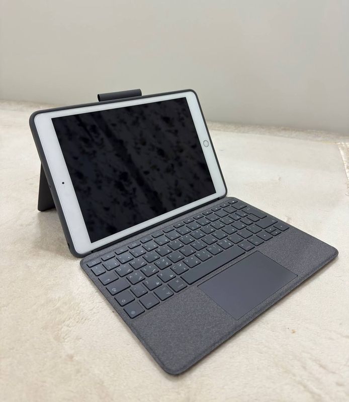 iPad 8 128GB WiFi Silver + Logitech Klaviatura Chexol + Steklo