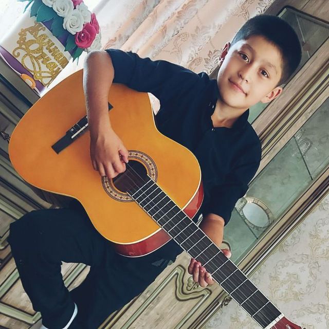 gitara sotiladi 500ming