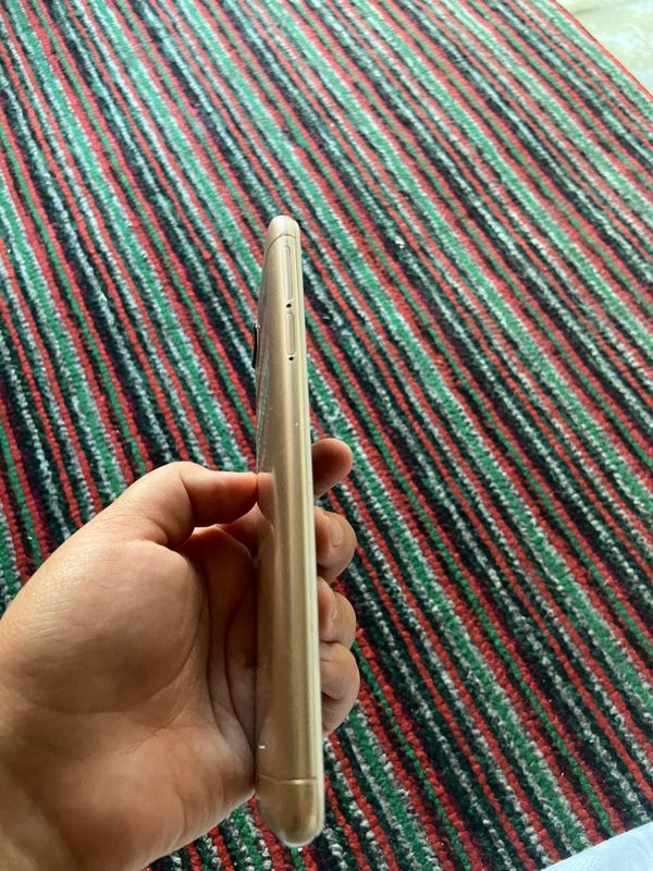 Telefon sotiladi holati yaxshi lekn azgina qotadi Telefon sotiladi holati yaxshi lekn azgina qotadi