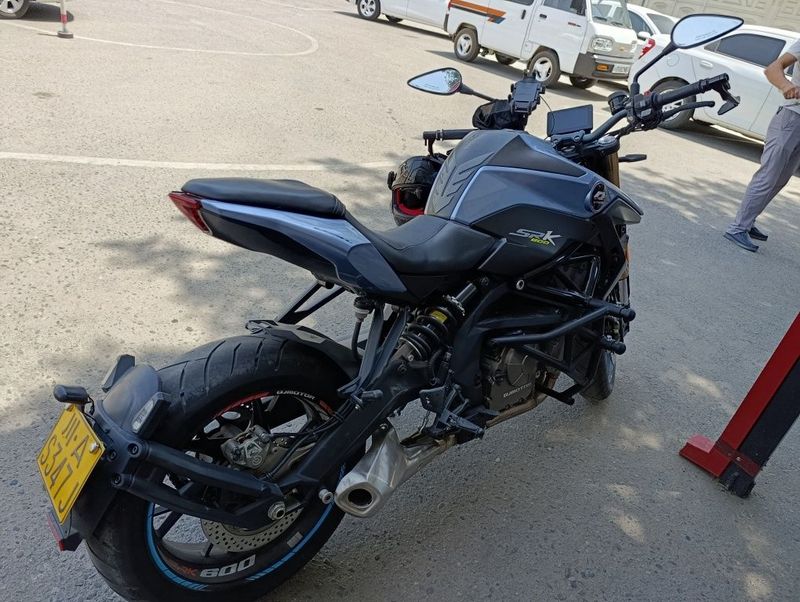 Мотоцикл Qjmotor srk 600 street Мотоцикл Qjmotor srk 600 street