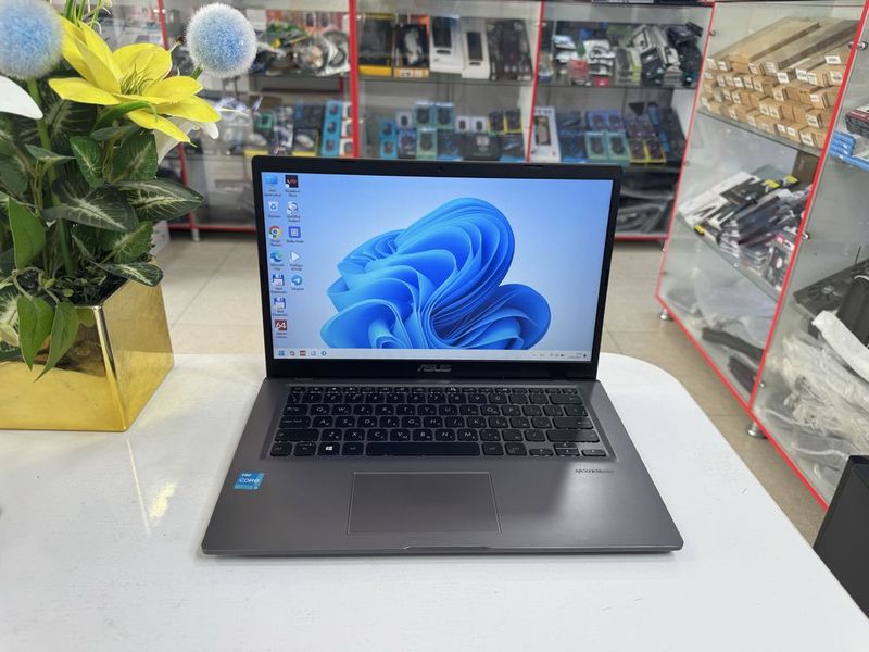 asus core i3 ixchamidan klavyaturasi yonadi 8/256 ssdlik tez ishlaydi asus core i3 ixchamidan klavyaturasi yonadi 8/256 ssdlik tez ishlaydi