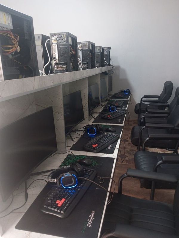 Игровой компютер 10 штук стол кресло всю продаётся Игровой компютер 10 штук стол кресло всю продаётся