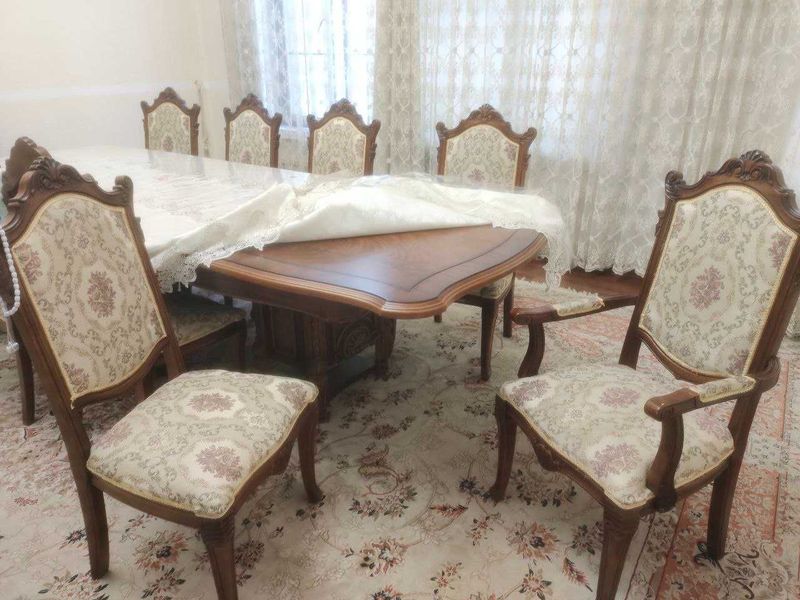 Продаются: деревянный стол и 12 стульев Продаются: деревянный стол и 12 стульев