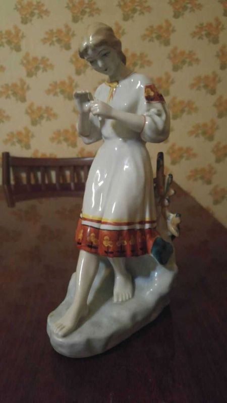 Продам статуэтку времен СССР. Состояние хорошее. Без дефектов. Продам статуэтку времен СССР. Состояние хорошее. Без дефектов.