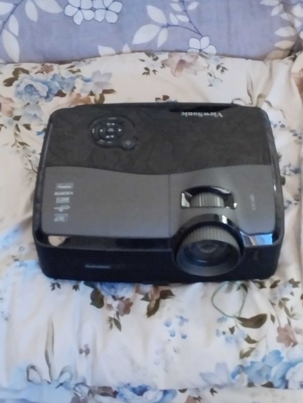 PROJEKTOR: ViewSonic Pro8520HD: 5000 Lyumin: USB-A: WiFi: HDMI PROJEKTOR: ViewSonic Pro8520HD: 5000 Lyumin: USB-A: WiFi: HDMI