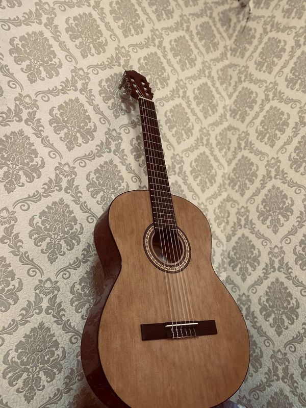 Gitara holati yangi Ispaniyaniki telda qolganin kelishamiz Gitara holati yangi Ispaniyaniki telda qolganin kelishamiz