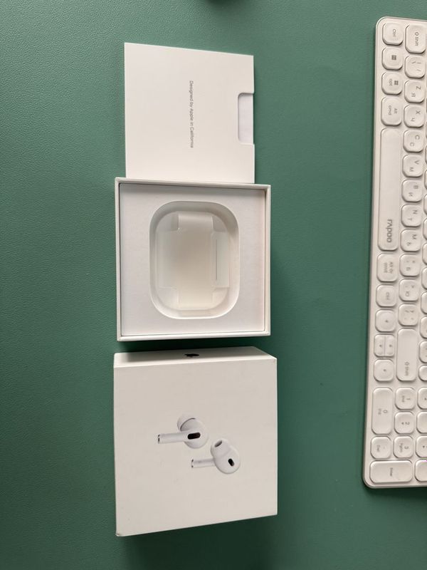 Продаю AirPods Pro (2 поколение), без Type-C Продаю AirPods Pro (2 поколение), без Type-C