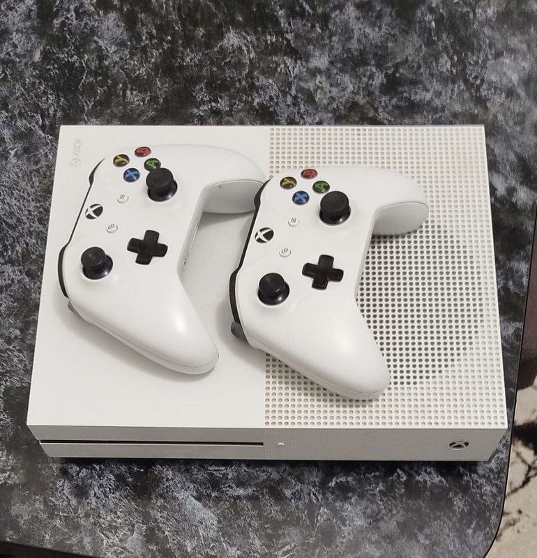 Продается Xbox one S Продается Xbox one S