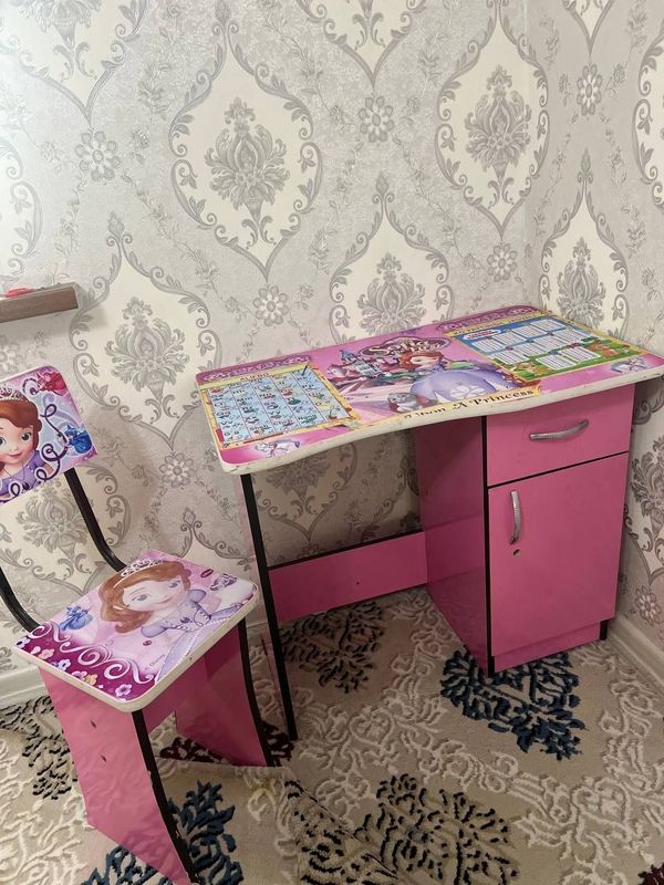 Yaxshi holatdagi bolalar stol stul sotiladi Yaxshi holatdagi bolalar stol stul sotiladi