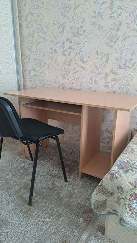 компютерный стол и стул компютерный стол и стул