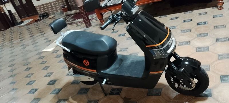 Skuter yangi 6ta 34 amperli akumlyatori bor uzoqroq yuradi Skuter yangi 6ta 34 amperli akumlyatori bor uzoqroq yuradi