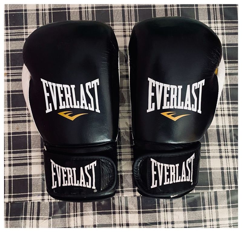 Боксерские перчатки Everlast 12oz, как новые Боксерские перчатки Everlast 12oz, как новые