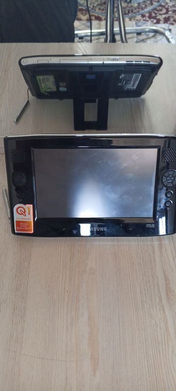 SAMSUNG Q1 Ultra PC mobile-retro Umpc (zaryadlovchisiz)