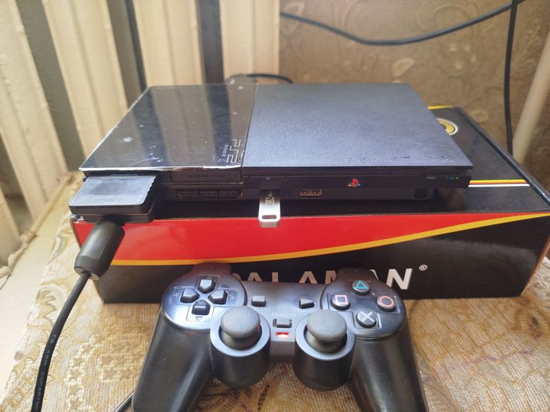 Sony Playstation 2 slim. Sony Playstation 2 slim.
