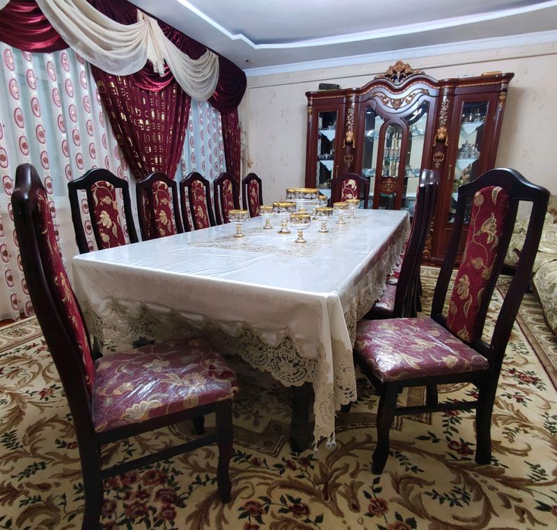 стол (3.5х1.2) и стулья (10 шт)