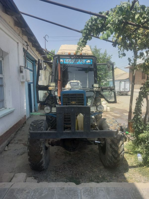 Трактор мтз 80, пресс падборшик, рлуг, чизил, 2 та тличка. Трактор мтз 80, пресс падборшик, рлуг, чизил, 2 та тличка.