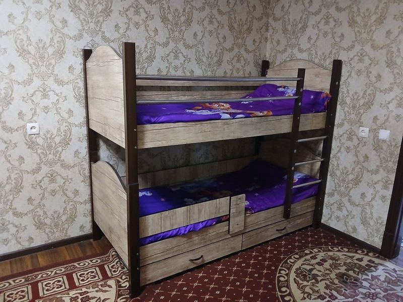 Ideal holatda ikki etajkalik krovat sotiladi.Parta tekin Ideal holatda ikki etajkalik krovat sotiladi.Parta tekin