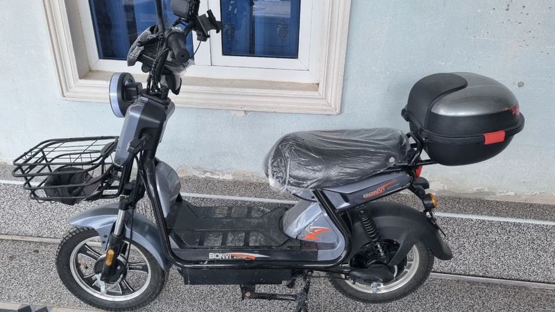 Skuter sotiladi 6 tali batareya Skuter sotiladi 6 tali batareya
