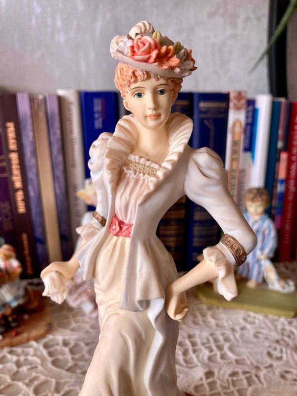 Винтажная фарфоровая статуэтка Society Belle — 1993, Великобритания Винтажная фарфоровая статуэтка Society Belle — 1993, Великобритания