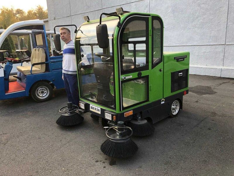 Электро Мусороуборочная машина ( заряжается от простой розетки) Электро Мусороуборочная машина ( заряжается от простой розетки)