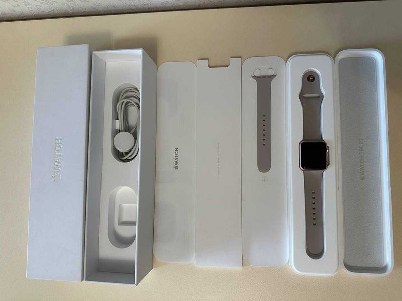 Продаются б/у женские смарт часы Apple Watch Series 3 Pink 38 mm.