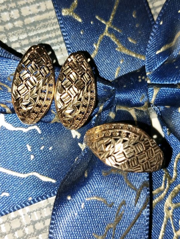 Tilla uzuk va kamplekt sotiladi. Tilla uzuk va kamplekt sotiladi.