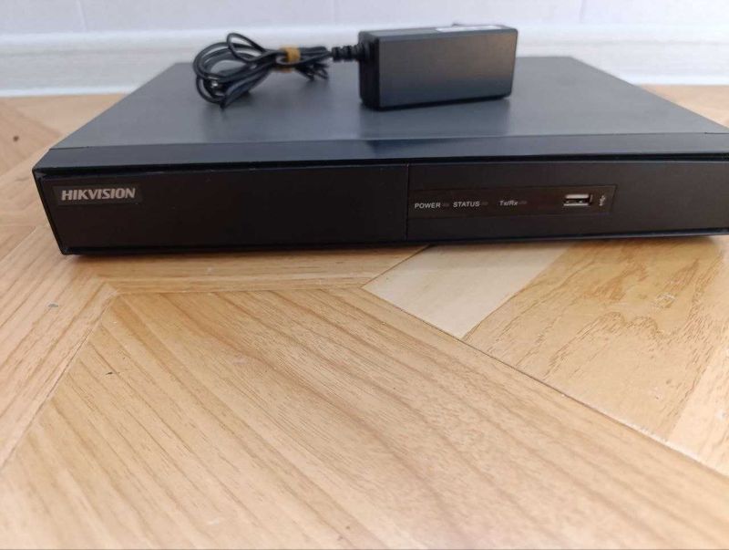 DVR Hikvision 4 канальный DVR Hikvision 4 канальный