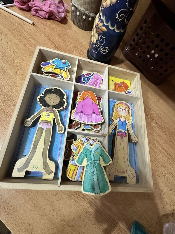 Деревянная игрушка куклы с одеждами на магните Деревянная игрушка куклы с одеждами на магните
