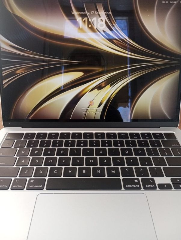 Macbook air m4 16/256 13 dyum