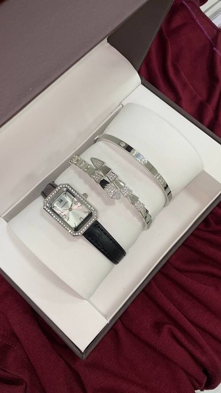 Brend nabor: Chanel soat, Bvlgari va Cartier bilaguzuklar Brend nabor: Chanel soat, Bvlgari va Cartier bilaguzuklar